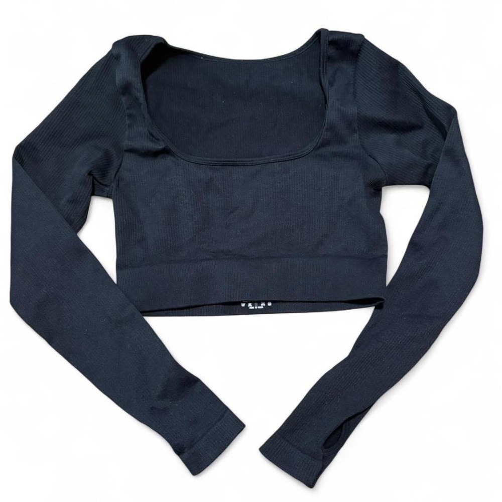 Black long sleeve spandex cropped top with thumb‎ holes.